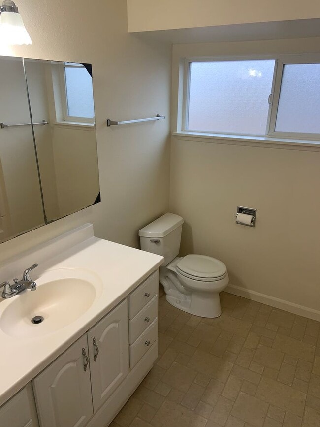 Building Photo - Freshly Updated 2 Bed w/ Granite + W/S/G Included – Available Early May!