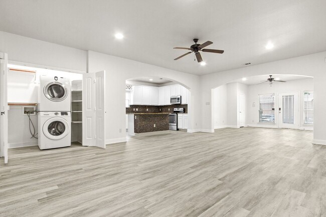 Building Photo - * MOVE IN SUMMER 7/25/2027 * 5 Bed 3 Bath, Short 5 Minute Walk to TCU Campus