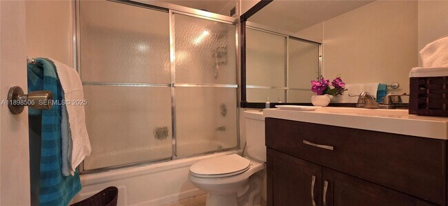 Building Photo - 1650 NE 115th St