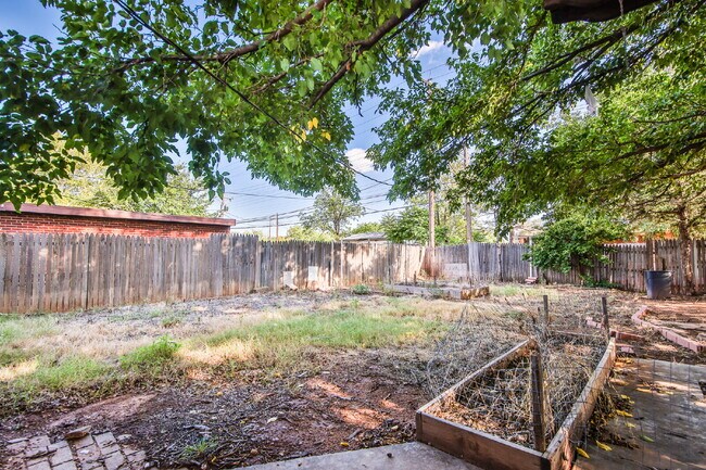 Building Photo - Charming 3 Bedroom, 1 bathroom in Central Lubbock