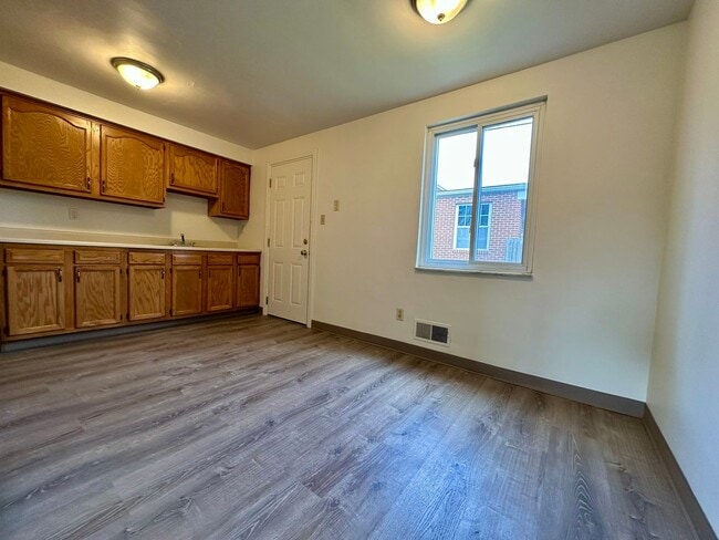 Building Photo - Spacious 2BR Townhome with Washer and Dryer Hook-ups & Yard! Call us Today for a Showing!
