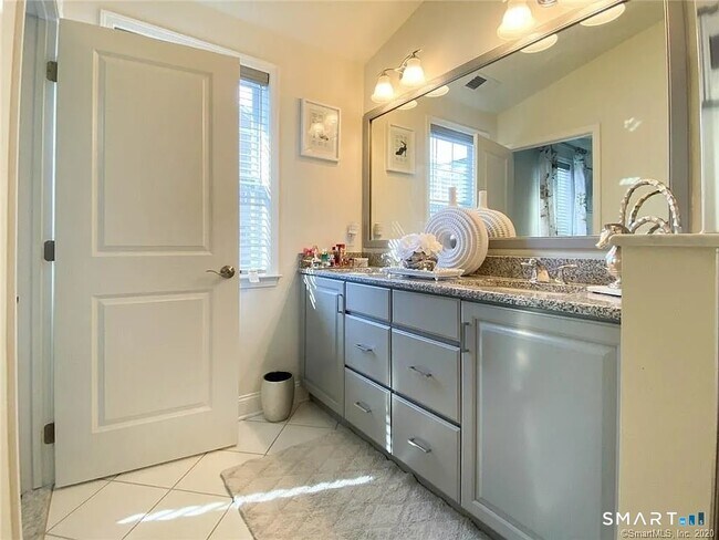 Building Photo - 62 Moorland Dr