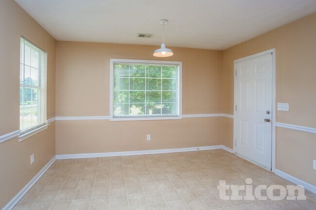 Building Photo - 100 5 Oaks Dr