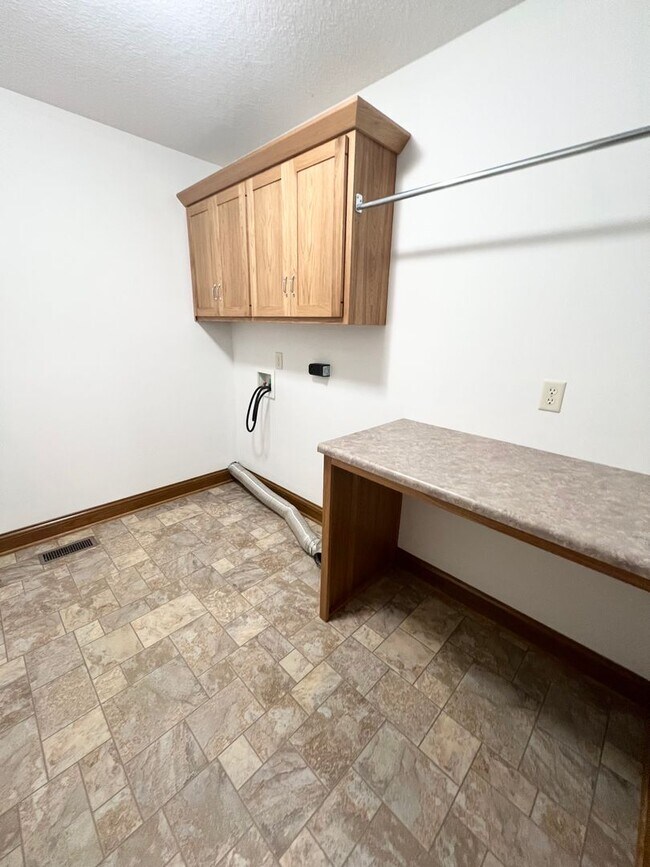 Building Photo - NEW LISTING! 3 Bedroom home