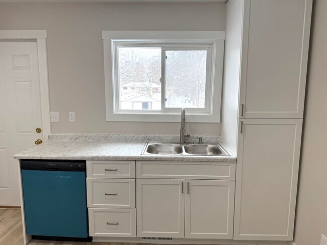 Building Photo - Elizabeth - 321/323