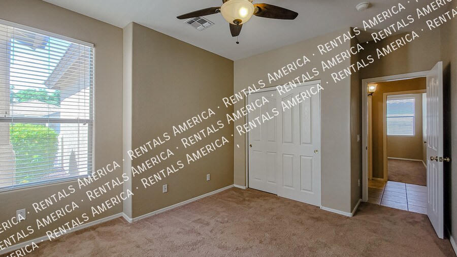 Building Photo - 12512 W Glenrosa Dr