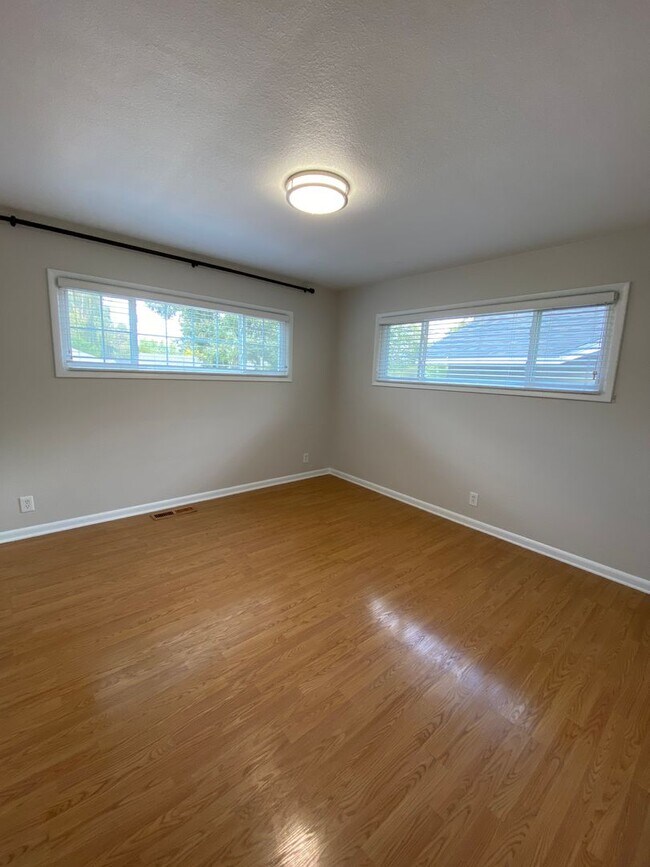 Building Photo - Stylish & Spacious 3-Bedroom Home in SE Sa...