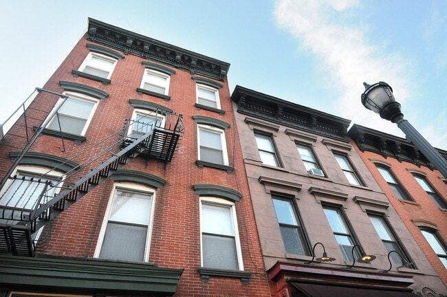 Building Photo - 906 Washington St