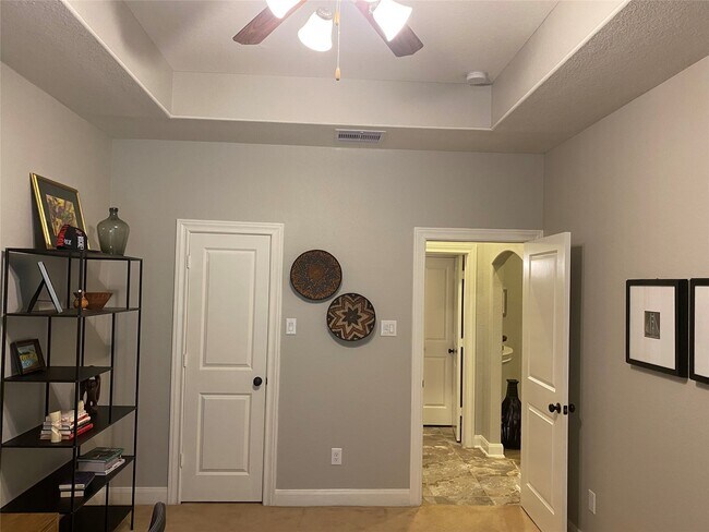 Building Photo - 5159 Oasis Park Ln