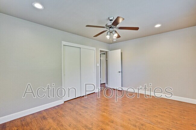 Building Photo - 4545 Moorpark Ave