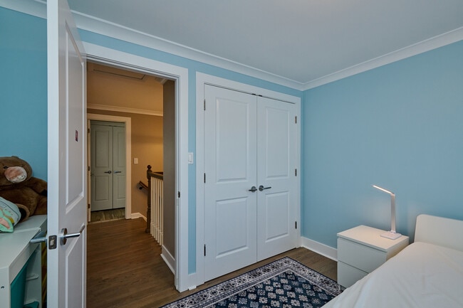Building Photo - 926 N Boxwood Dr