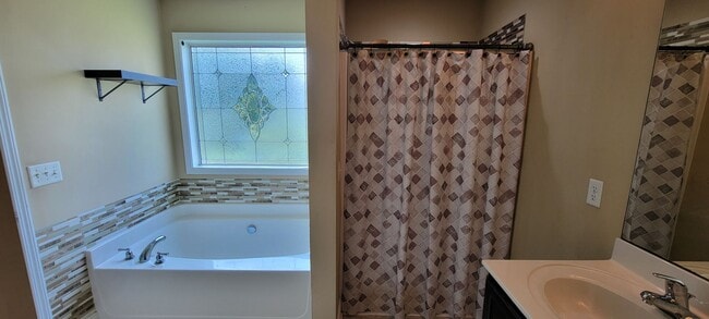 Building Photo - 4 bedroom 2.5 bathroom Home in Maidstone Park