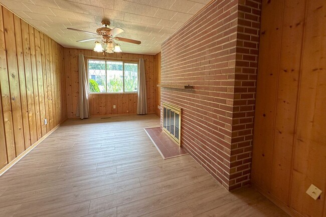 Building Photo - 3 bd Rambler in View Ridge Neighborhood