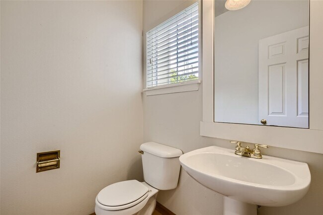 Building Photo - Spacious 4-Bedroom Home in Kenmore | Private Greenbelt Setting + Landscaping Included