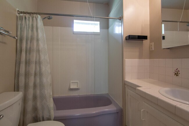 Building Photo - 2 Bedroom North Redding Home with Bonus Ro...
