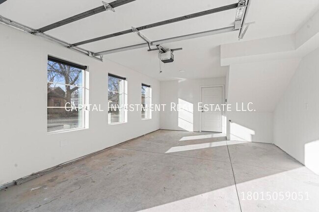 Building Photo - 1689 S W Temple St