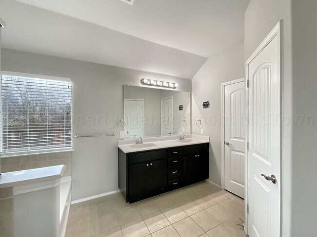 Building Photo - 2053 Leonard Ranch Rd