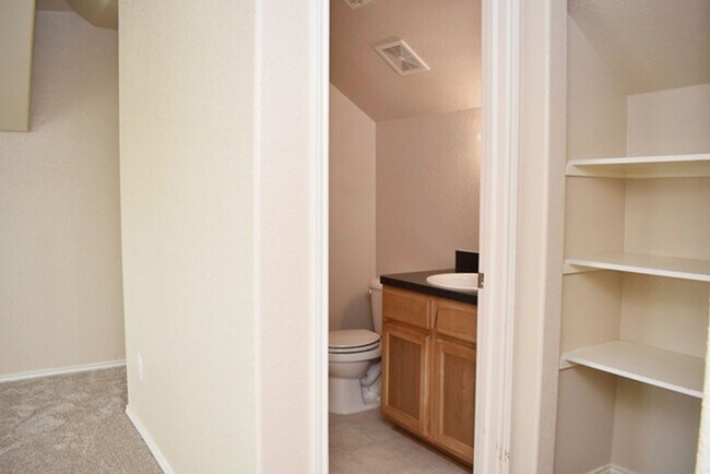 Building Photo - Wonderful 4-2-2 in N Ft. Worth, desirable ...