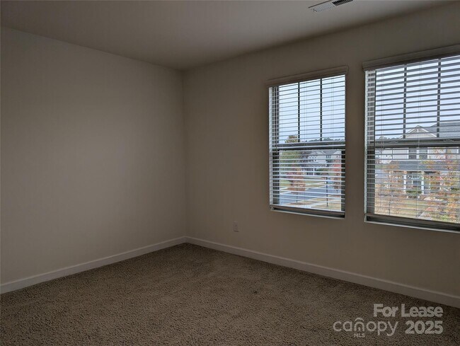 Building Photo - 5906 Fenway Dr