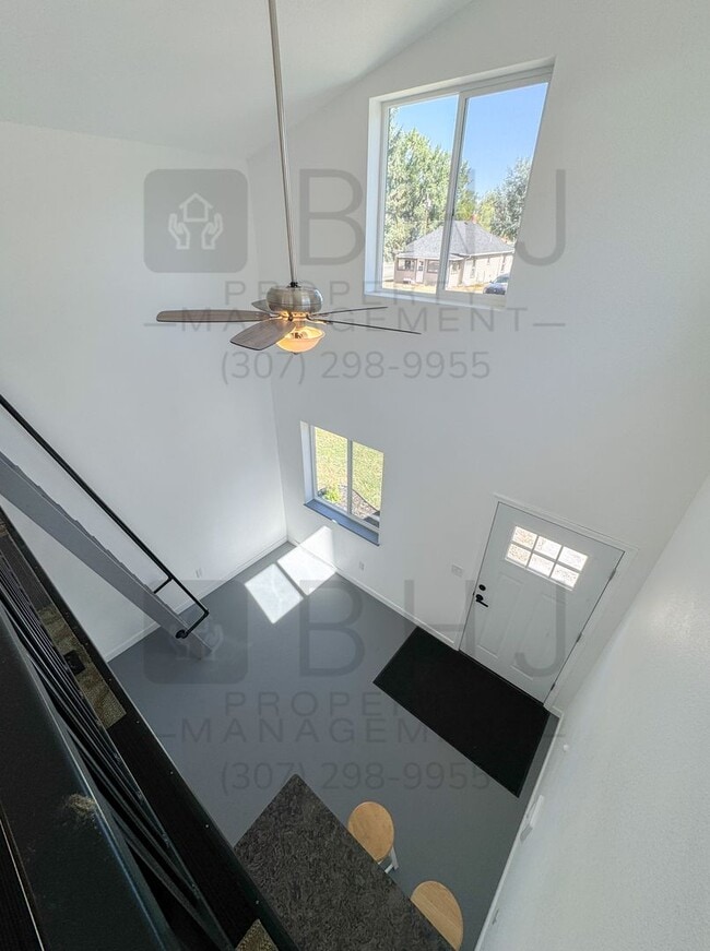 Building Photo - 520 Canby St