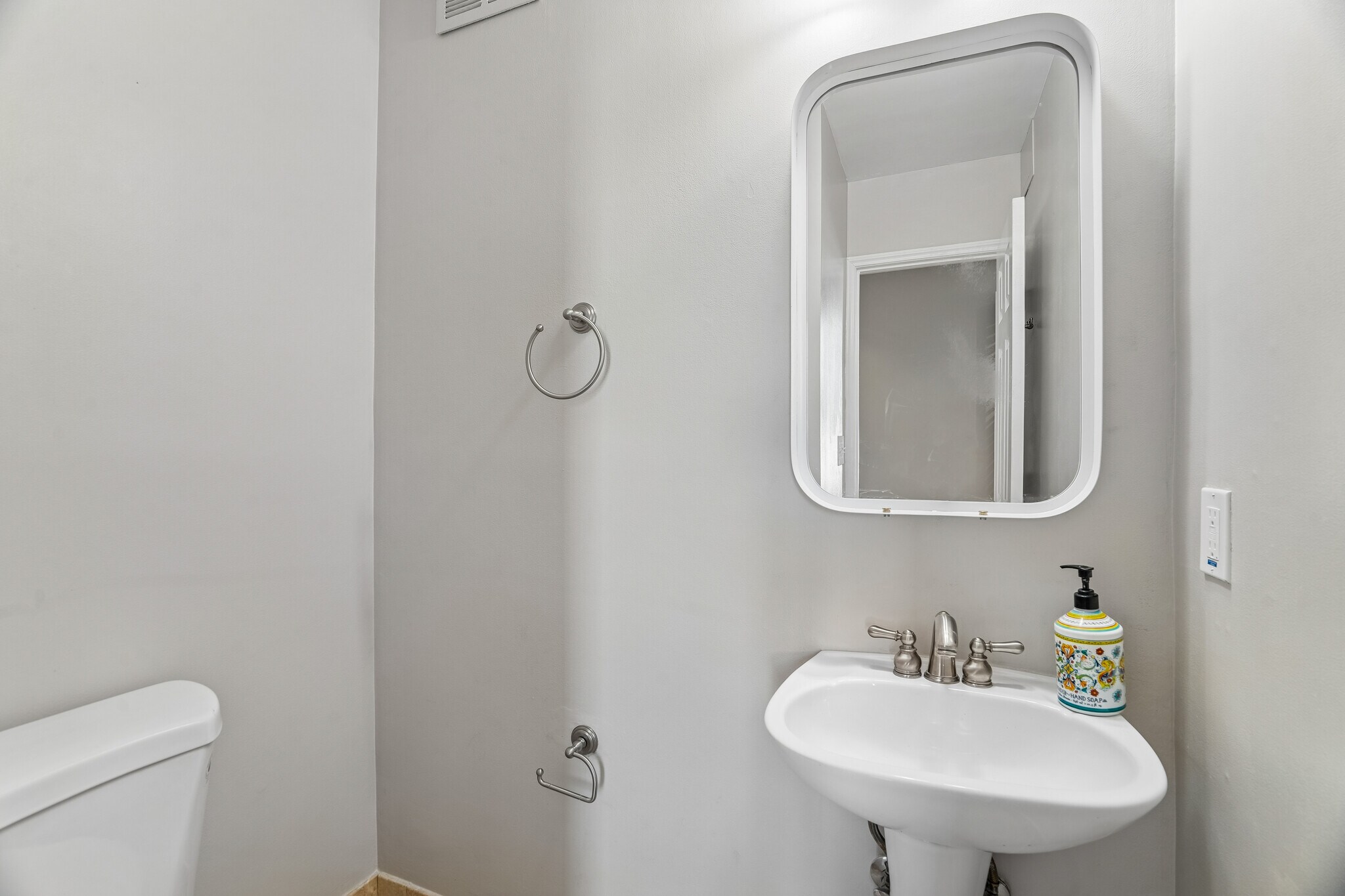 Building Photo - 1343 Q St NW