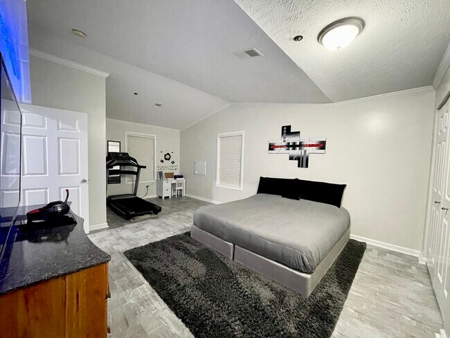 Master Bedroom - 3031 Poplar Creek Dr SE