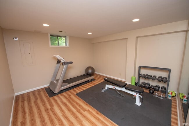 Building Photo - 3801 W Capilano Dr