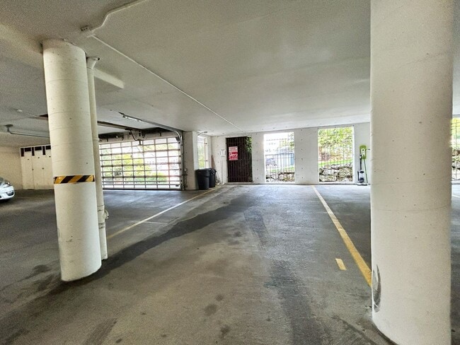 Building Photo - Cozy, Conveniently Located Large One Bedroom Condo!