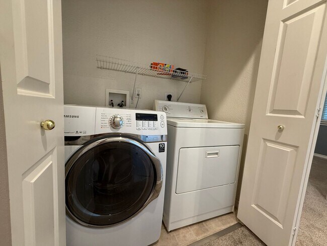 Building Photo - Bright and Modern 3-Bed, 2.5-Bath Townhous...