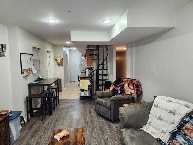 Building Photo - 3728 N Wilton Ave