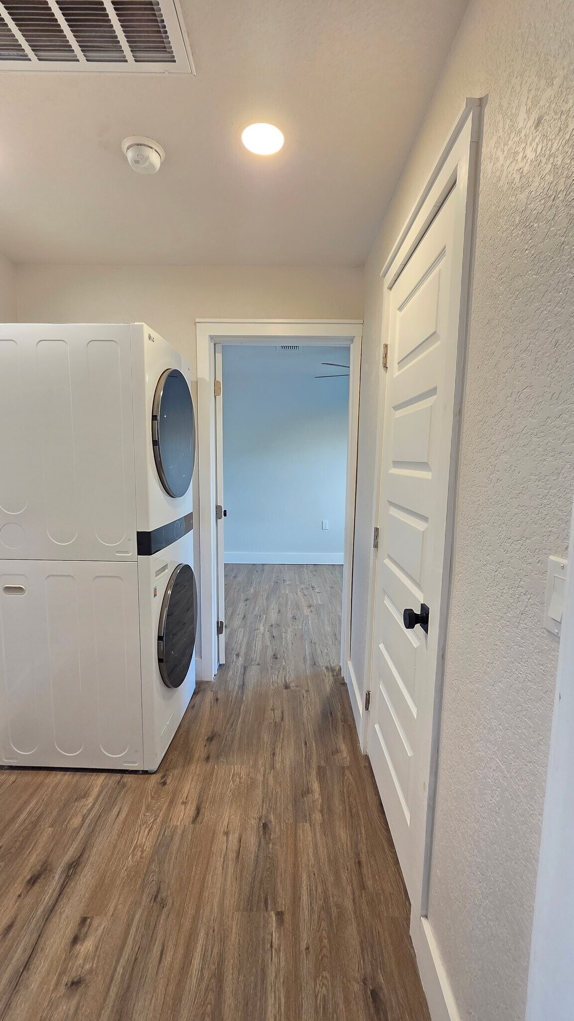 Building Photo - 607 E 12th St