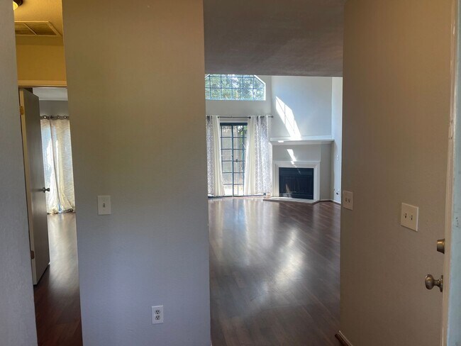 Building Photo - 2br/2ba condo with attached garage