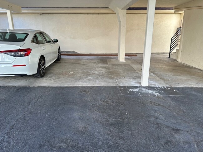 Building Photo - 727 E Tujunga Ave