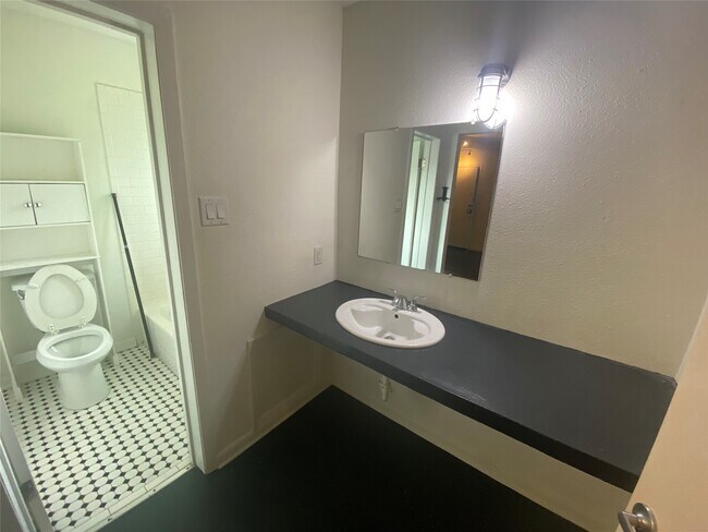 Building Photo - 219 W Alabama St