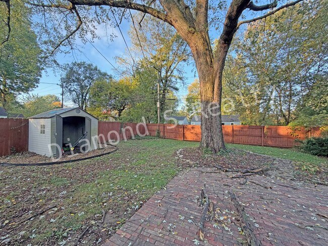 Building Photo - Stunning 2 Bedroom Home Located Near Mercy!