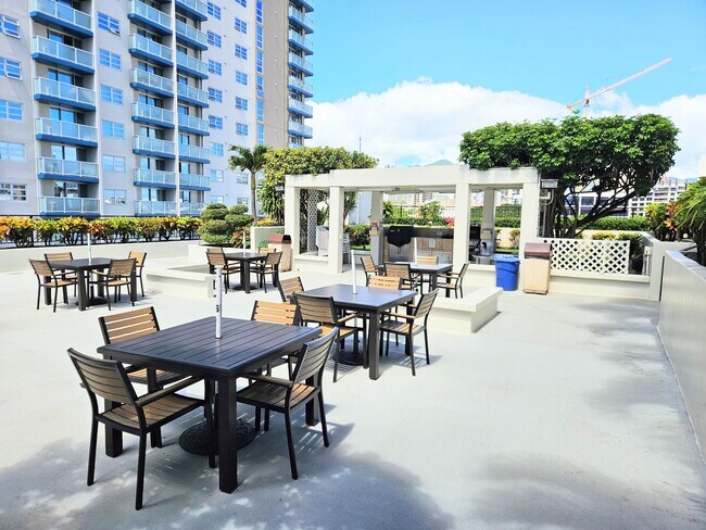 Building Photo - Royal Capitol Place Kakaako 1 Bedroom 1 Ba...