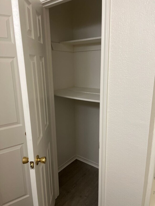 Building Photo - 3114 Oak Ln