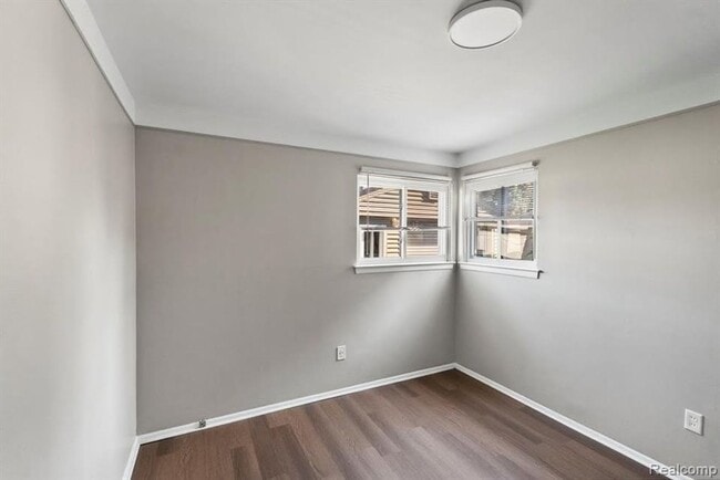 Building Photo - Gorgeous Madison Heights Gem!