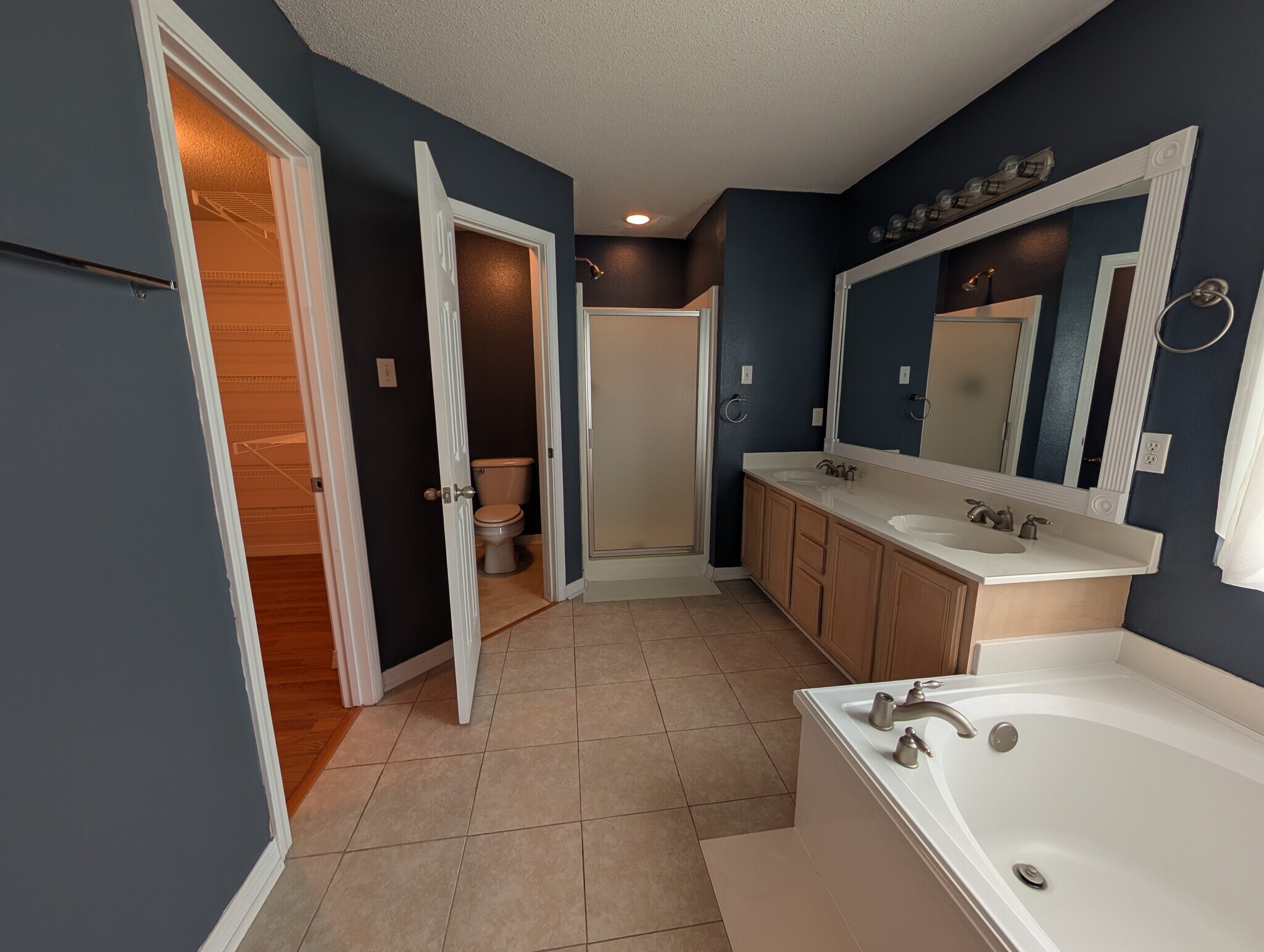 Master bathroom - 2011 Dylan Dr