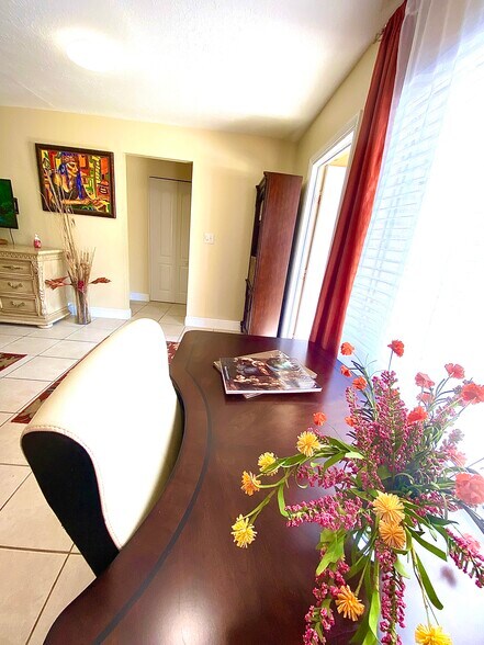 Building Photo - 2633 Kinnon Dr