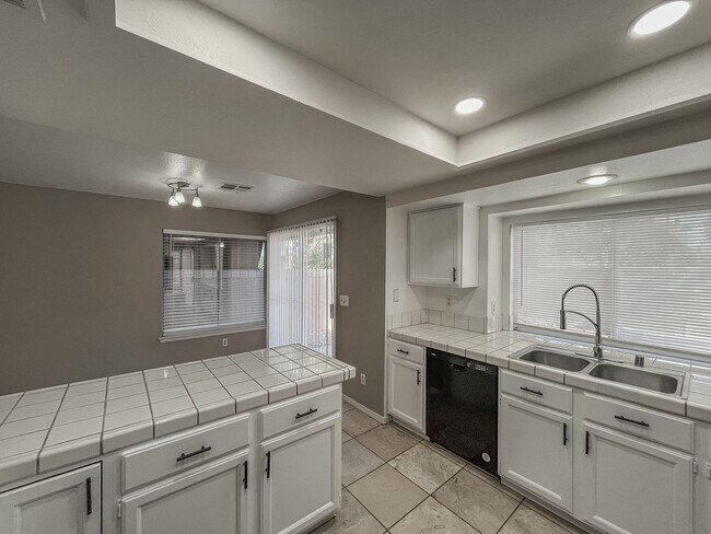 Building Photo - Spacious 4-Bedroom Home in Prime Green Val...