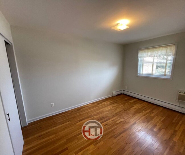 Building Photo - 3673 E Tremont Ave