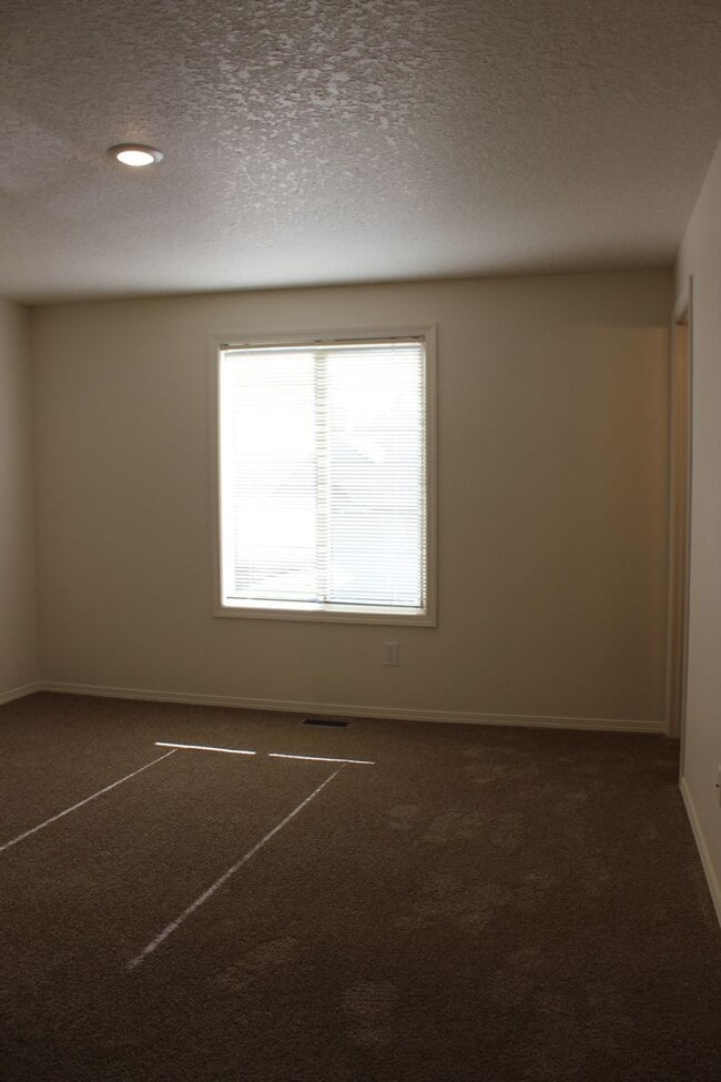 Building Photo - 4 BR, 2 1/2 BA home with fenced yard.