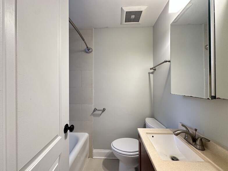 Building Photo - 623 W Patterson Ave