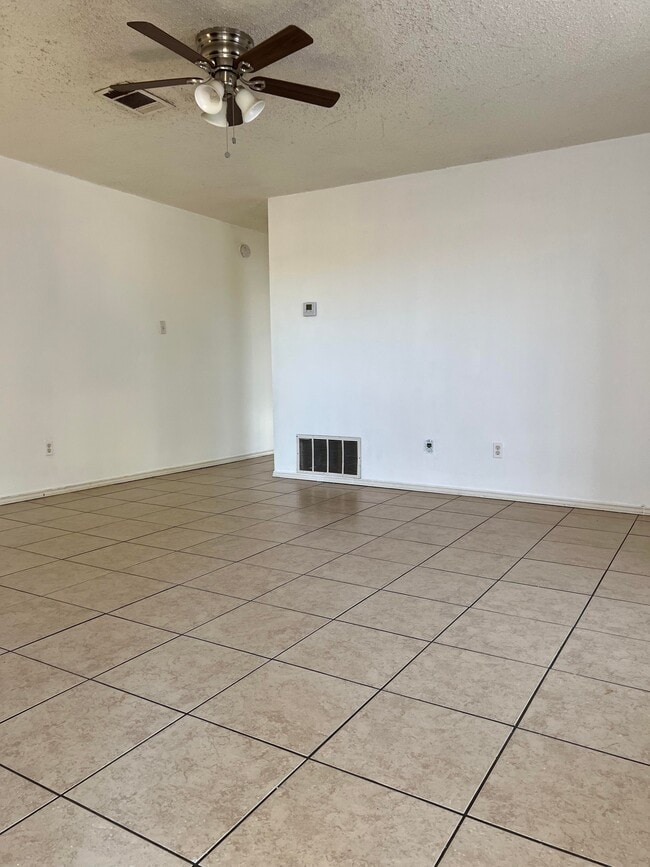 Building Photo - 1518 Duplex - Series B