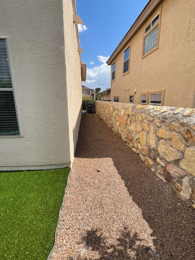 Building Photo - "Charming El Paso Oasis: 3-Bedroom Retreat...