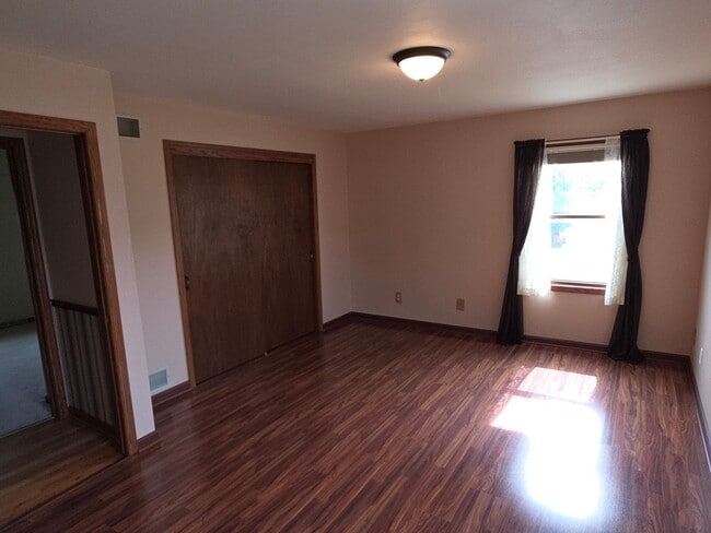 Building Photo - 4 bedroom home in Pleasant Prairie