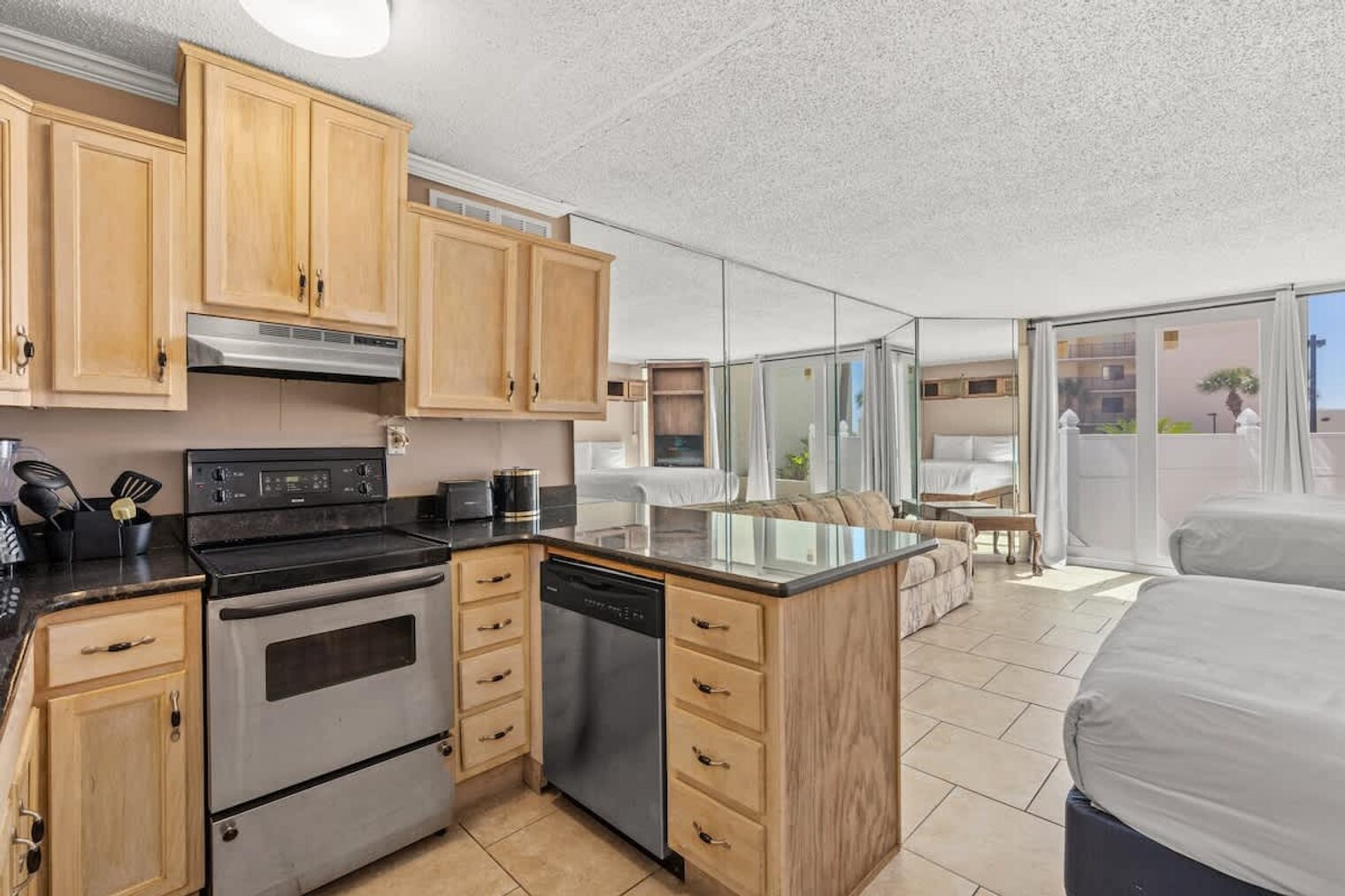 Building Photo - 8817 S Thomas Dr