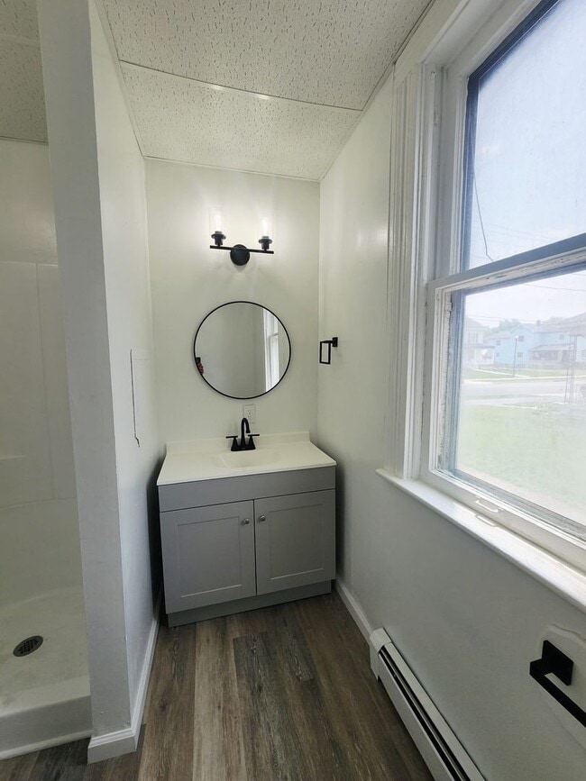 Building Photo - Fully Remodeled 5BR Home with 3-Car Garage...