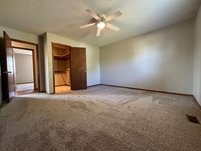 Building Photo - Cozy 2 Bedroom Duplex!